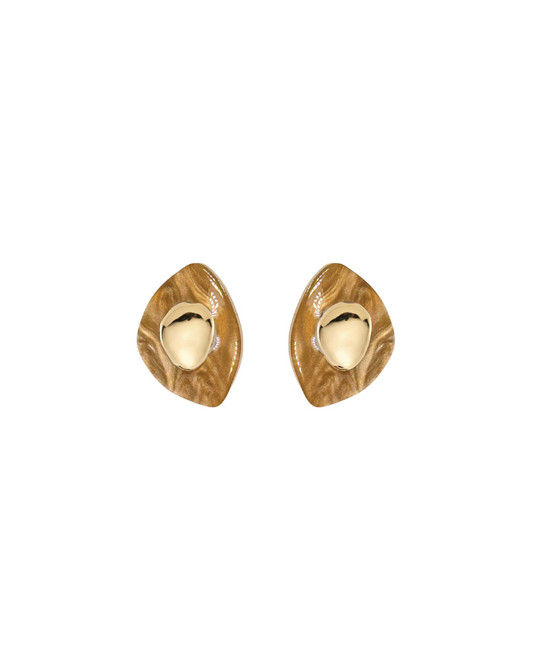 A pair of golden acrylic mini earrings with a mountain silhouette design and a 14K gold-plated brass centerpiece. Kolibri Collective